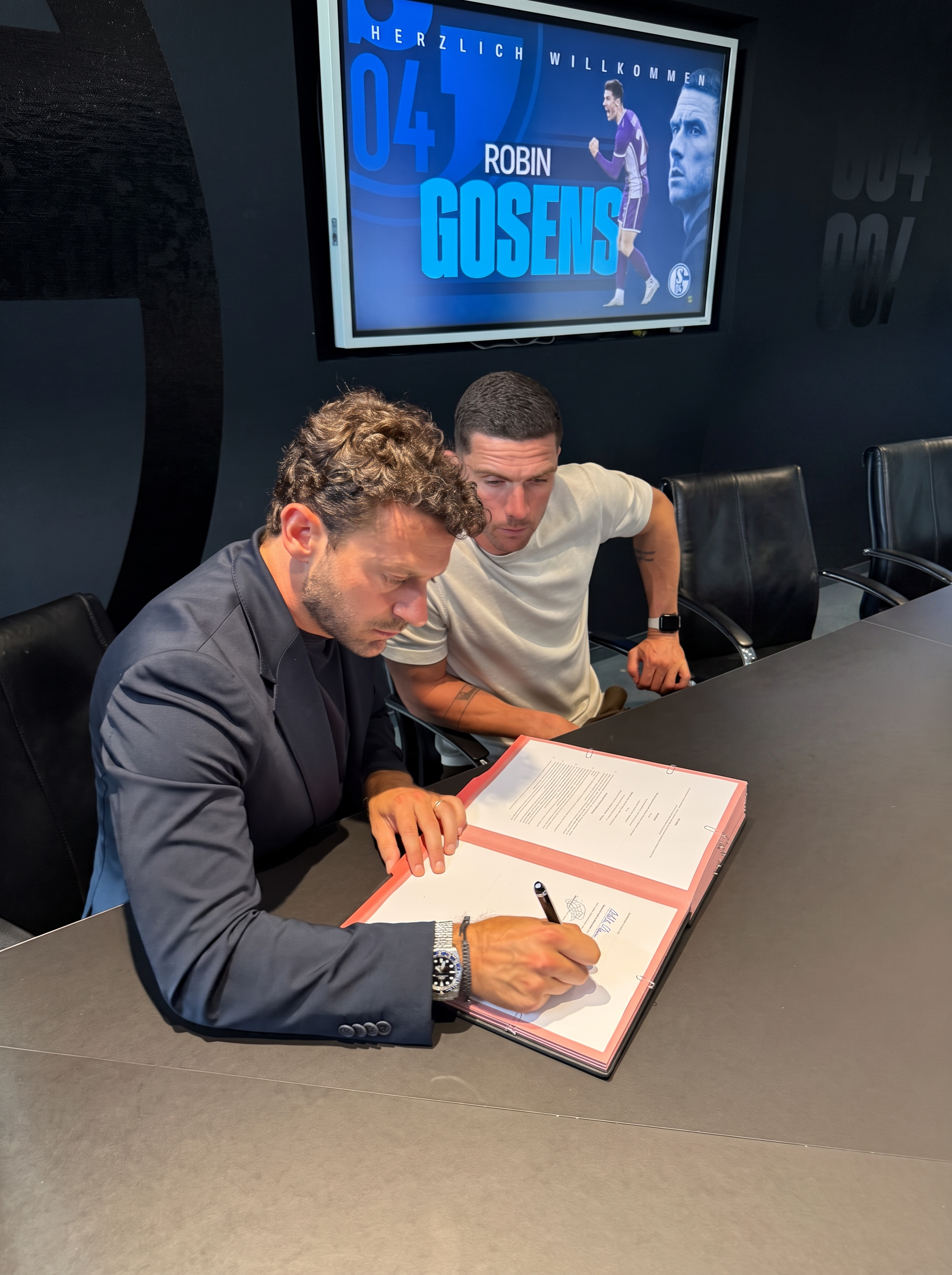 Gianluca Mancini and Robin Gosens signing the contract at FC Schalke 04